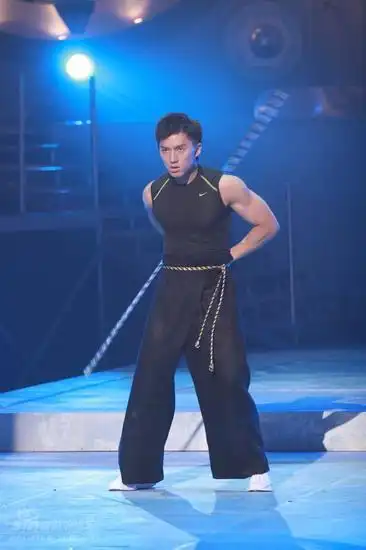 图文07香港先生选举袁伟豪背耍手棍儿