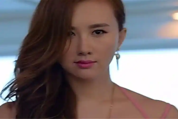 37岁孟瑶穿皮裤秀身材屁股圆润似气球傲人上围吸睛