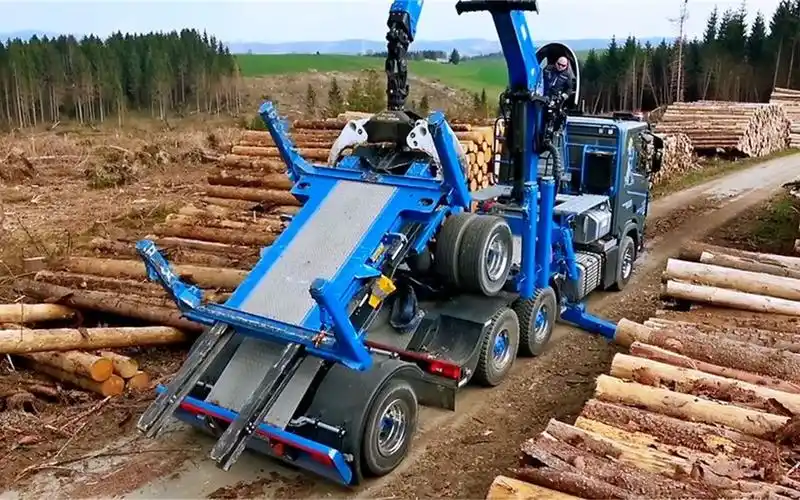 光头强的原木运输车,一车一司机就能完成装载,百公里油耗50升