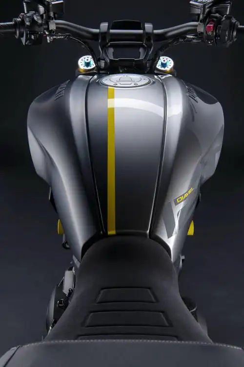 杜卡迪大魔鬼 diavel 1260 s"黑钢"版