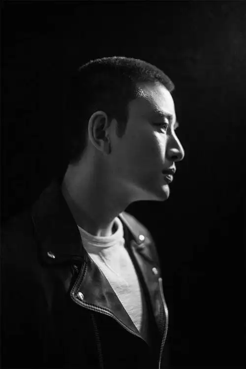 贾乃亮圆寸写真曝光 硬汉魅力直击人心