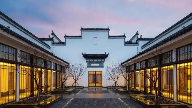 设计手法上运用了仿木构的坡屋顶来表现徽派建筑中木构的高脊飞檐