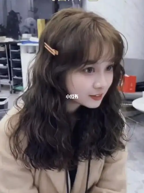 发型图片中长发减龄卷发中长头发图片长脸适合烫什么发型今年流行的烫