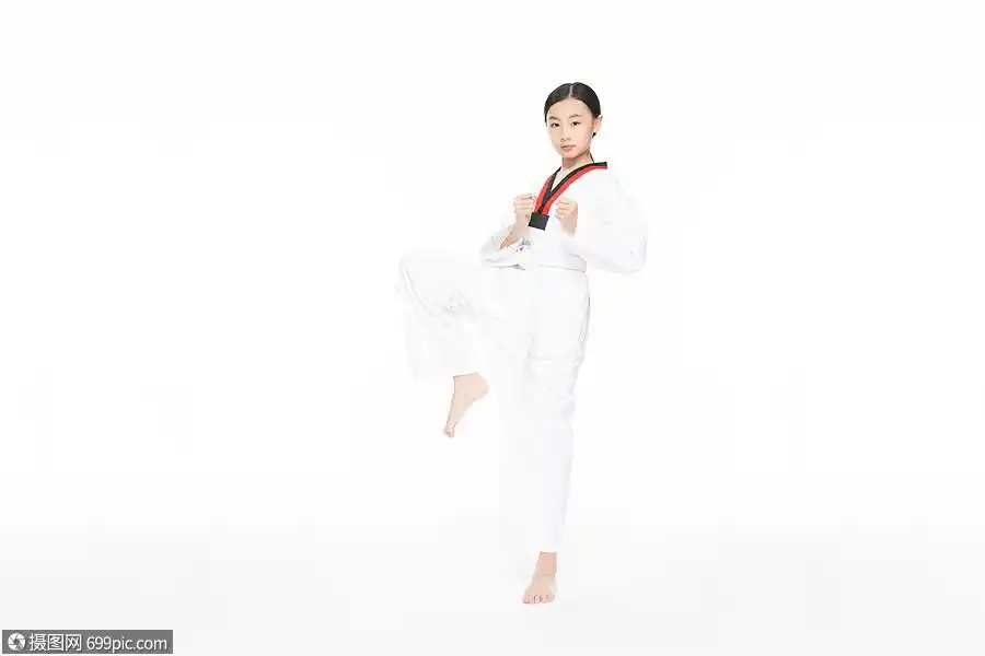 青少年女生练习跆拳道爱好模特