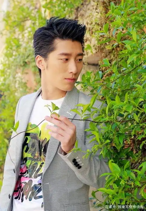 窦骁受西式文化影响,独立能力强,却也拥有中国传统谦逊品质!