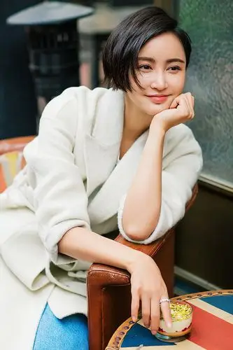 张歆艺短发造型优雅迷人时尚街拍图片