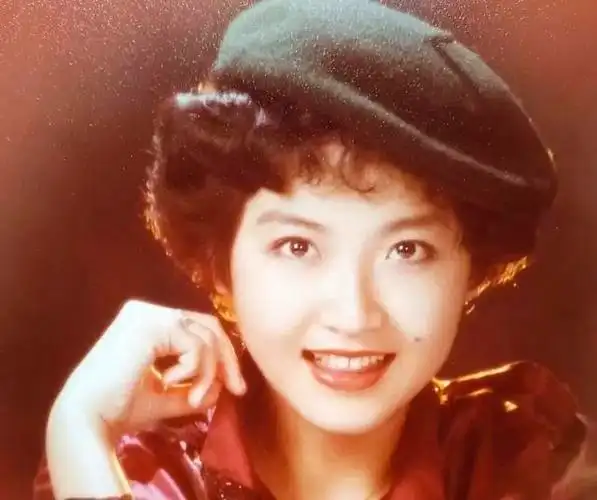 香港著名女星恬妞经历两段失败婚姻女儿打扮男性化为护母成同性恋