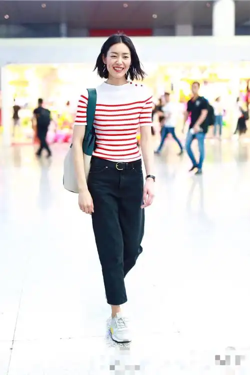 刘雯短发红唇现身机场,暖心小腰精展现傲人七头身