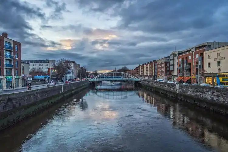 都柏林是爱尔兰的首都及最大城市