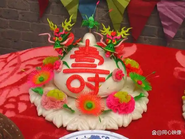 山西花馍馍是中国山西省的传统美食之一,以其精致的外形和独特的工艺