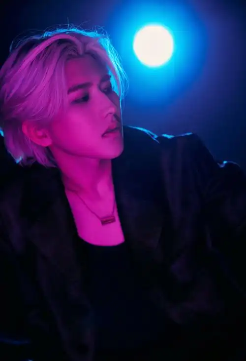 穿着versace 2024秋冬系列出镜,粉紫光影氛围,银发顺毛侧颜…#蔡徐坤