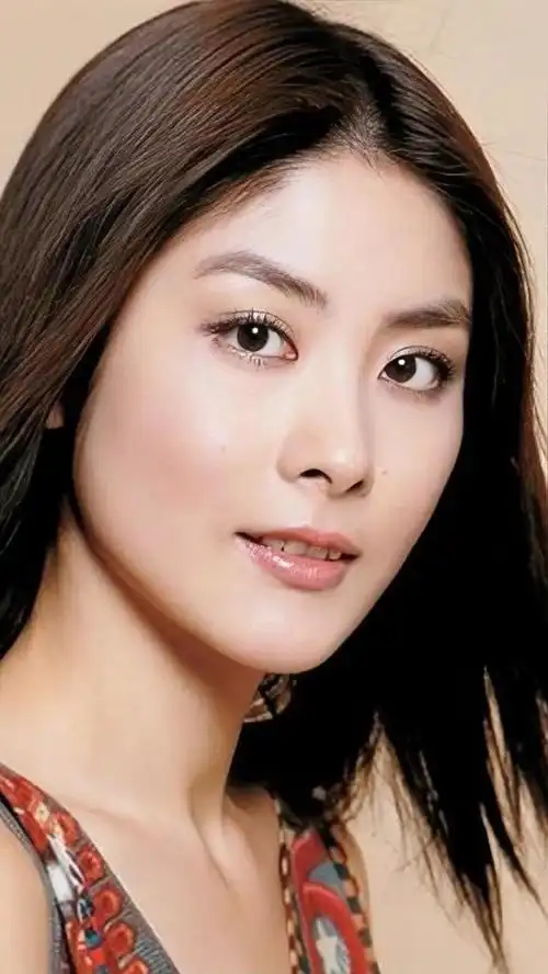 陈慧琳是一位备受歌迷喜爱的香港天后级歌手.