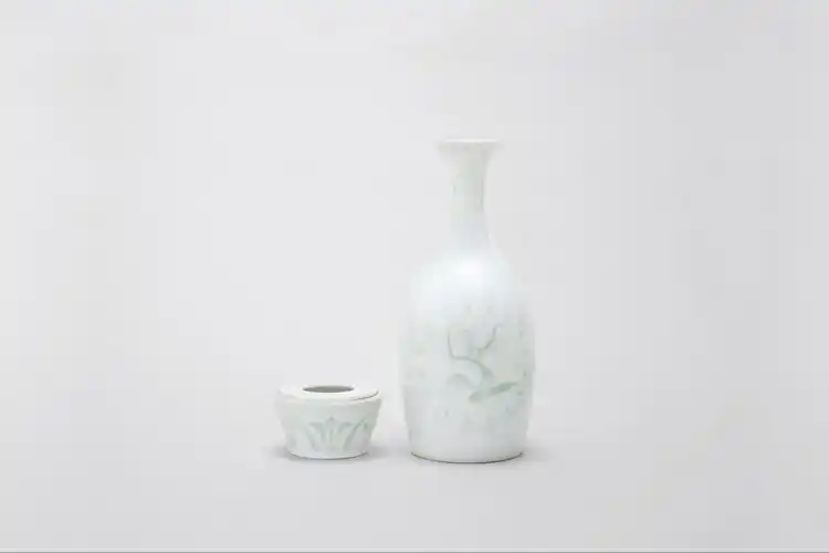 6343 王希怀 高白泥高白釉半刀泥人物花鸟纹皮灯