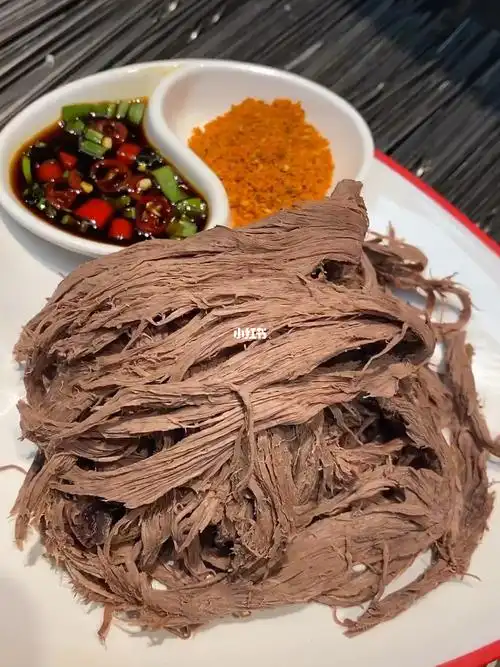 黄纸盐焗手撕猪心