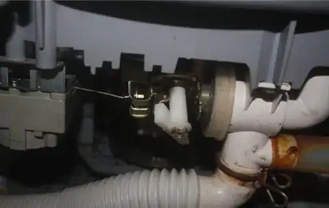 洗衣机漏水原因如下