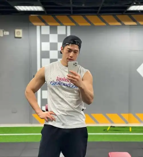 健身男模颜值肌肉引发舔屏,奶狗脸狼狗身材,网友:馋了