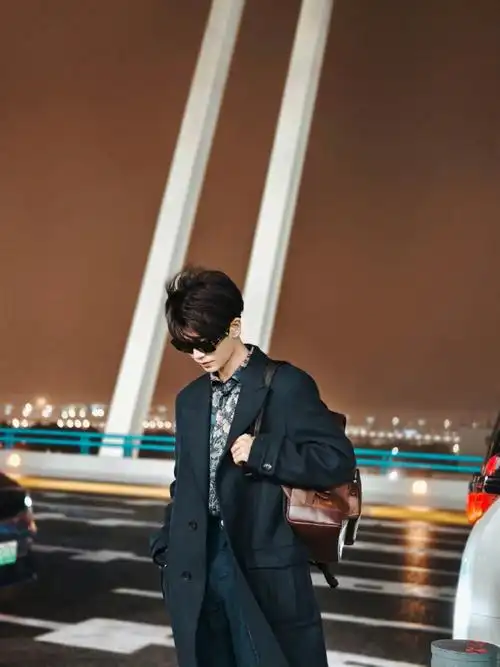 任嘉伦allen作为代言人受邀前往#米兰时装周#出席etro秋冬大秀,利落