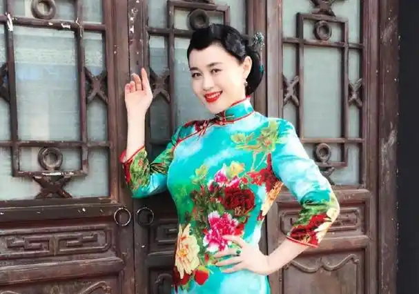 回顾关婷娜:21岁跟随赵本山,成名背后有艰辛,40岁婚恋成难题!