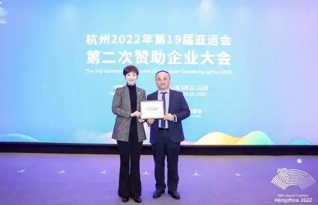 鲜丰水果创始人,董事长韩树人出席本次活动并接受亚组委授牌,鲜丰水果