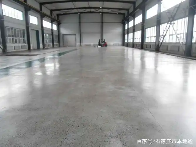 在经过4小时固化剂完全融入到水泥地面内部后形成一种坚硬无比的分子