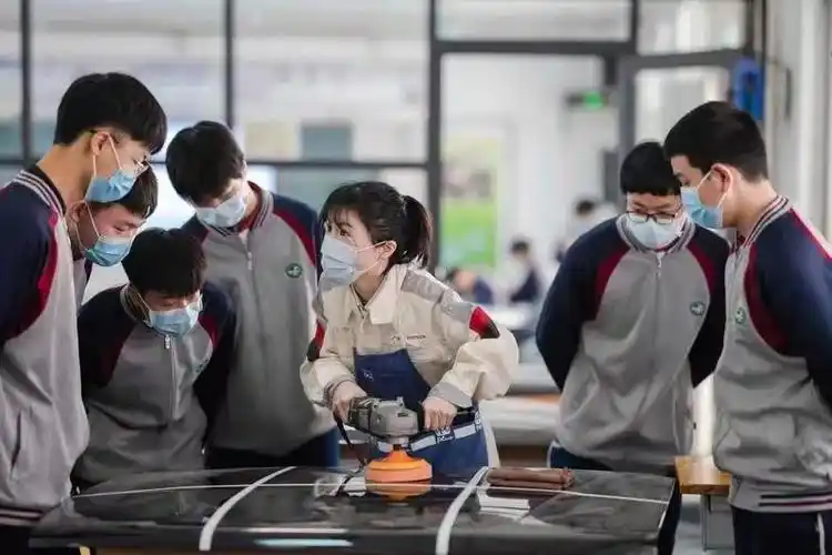 她是修车界"花木兰"