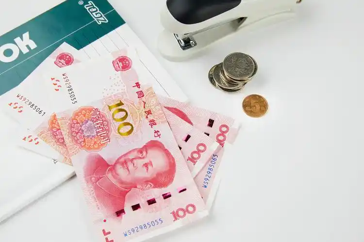 百元人民币堆放背景图片