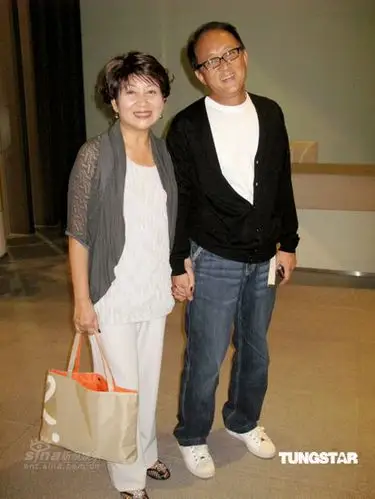 鲍起静与老公十指交扣恩爱现身.鲍起静手举两座奖杯.