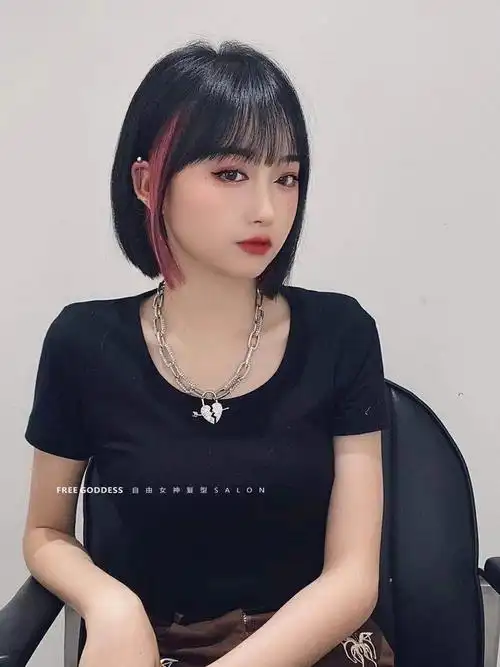 短发让你气质瞬间提升起来上面是深色,里面可以搭配任何浅色的挂耳染