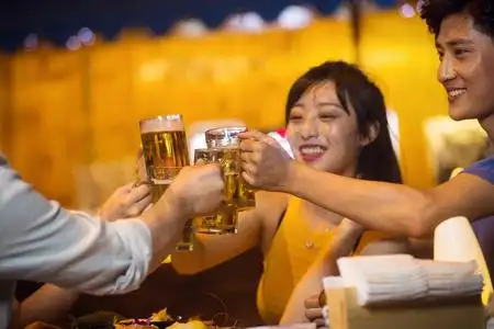 青年人在酒吧喝酒