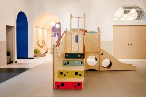 洛杉矶这家儿童保育中心运用了经典蓝 | 全球设计风向