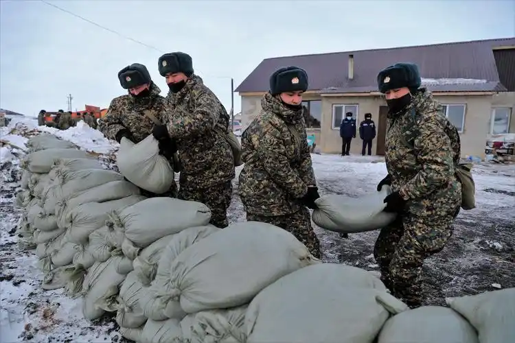哈萨克斯坦紧急情况部举行春季防洪演习