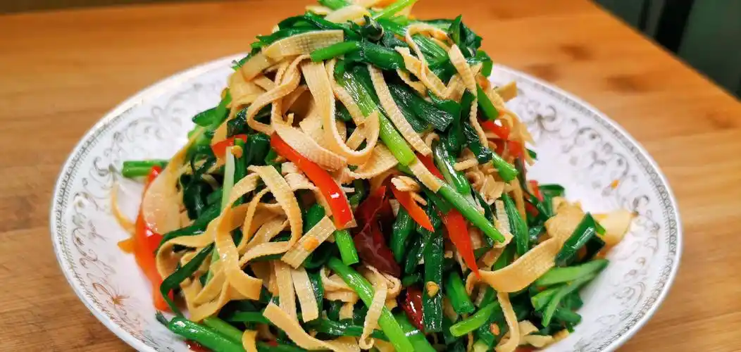 原创豆皮炒韭菜最接地气的家常菜清淡又营养好吃还不贵