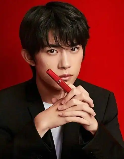 蔡徐坤代言口红一直都很惹人争议,他一出道起就挺多争议的,但是一路