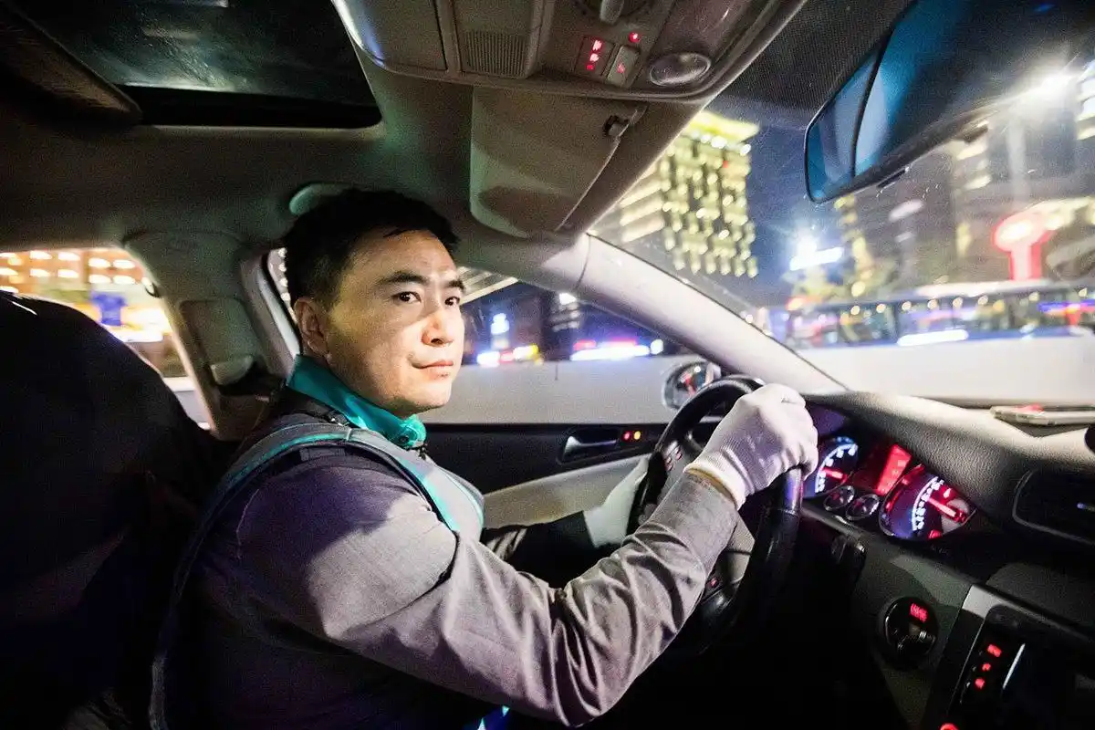 我是一名滴滴司机.昨晚一位喝醉了的女乘客把她的包落在了我的车后面.