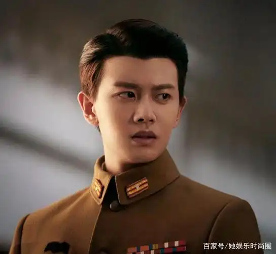 任嘉伦军装剧照 一身军装又酷又飒气度不凡眼神里都是戏