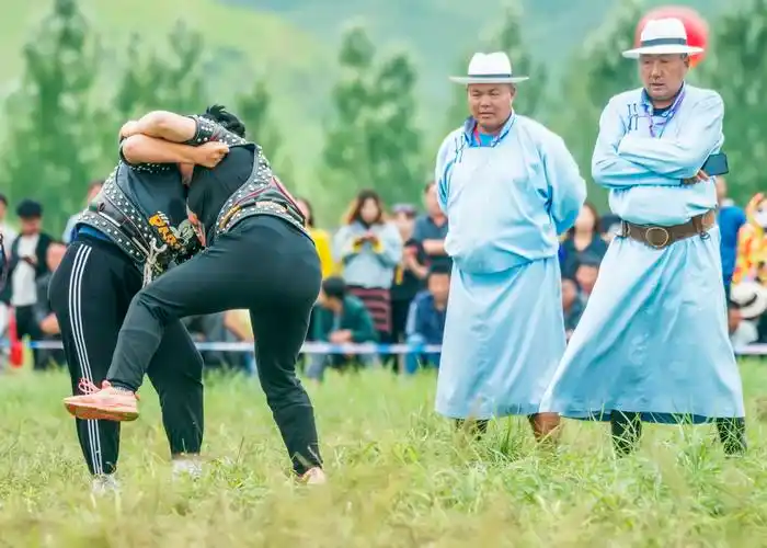那达慕大会上的女子博克(摔跤)比赛