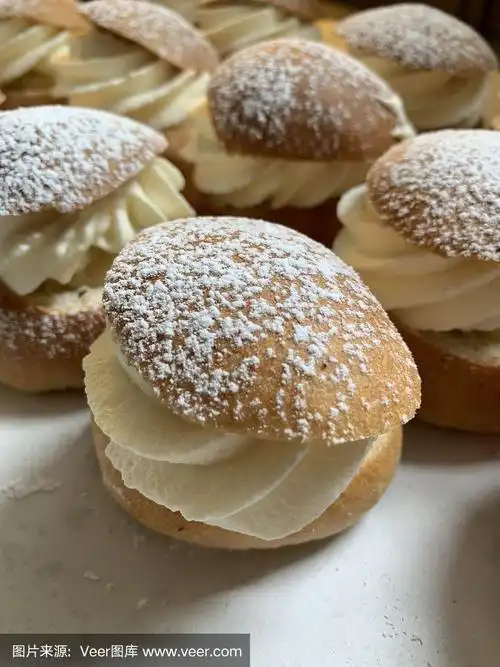 桌上有美味的奶油包子