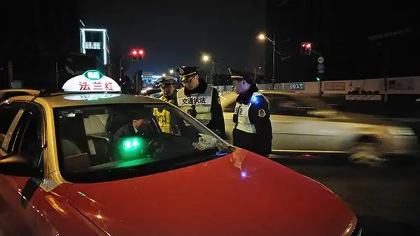 厉害了!为抓克隆车,上海出租车顶灯昨夜显示"电调"十分钟