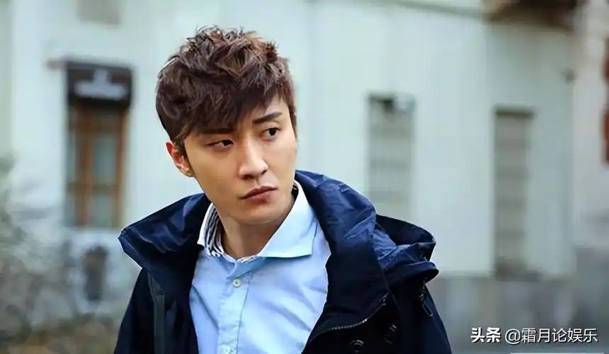 电视里还在循环播放着乔任梁的电视剧,他们正是乔任梁的父母