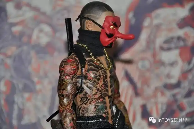 给数十名黑帮成员画纹身是怎样一种体验