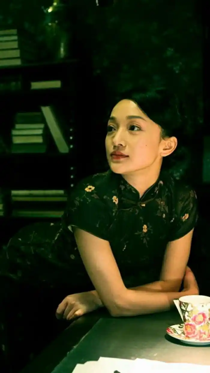 身材娇小的周迅,穿上旗袍后便散发一种精巧与灵动感.