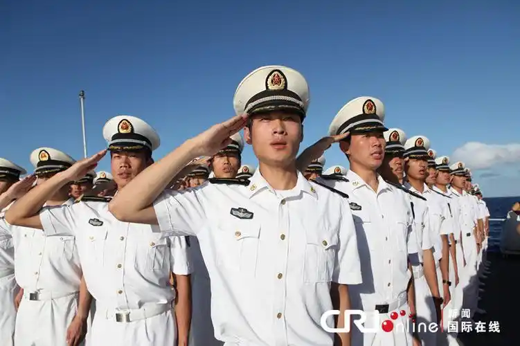 环球航行出访官兵面向祖国方向敬礼. 摄影:王智达