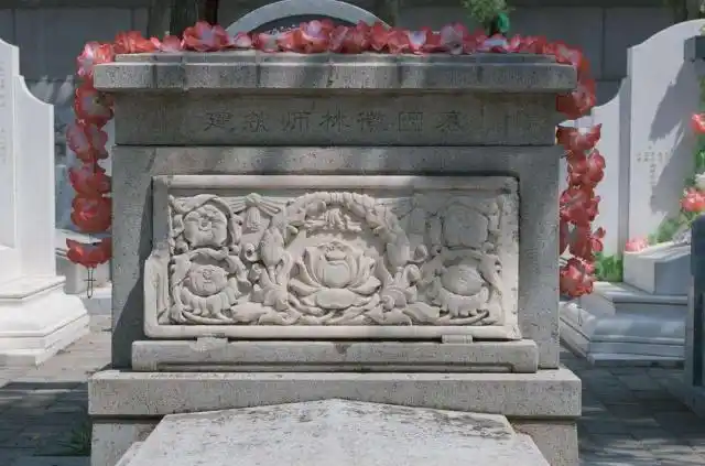 林徽因墓碑被砸,儿子不让修复,修复之后女儿竟流出泪水!