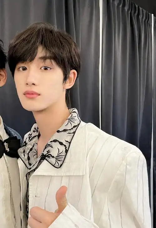 是白西装照片#丁程鑫 夏日少年派