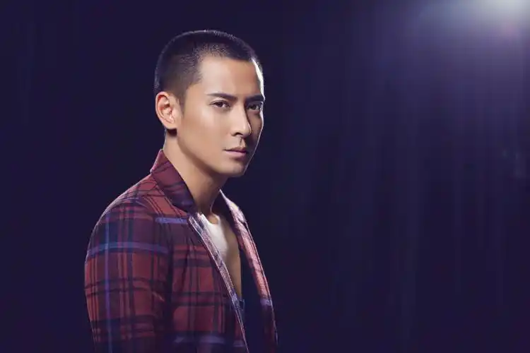 毕业于中南大学土木工程专业(方向:道路桥梁工程技术),中国内地影视男