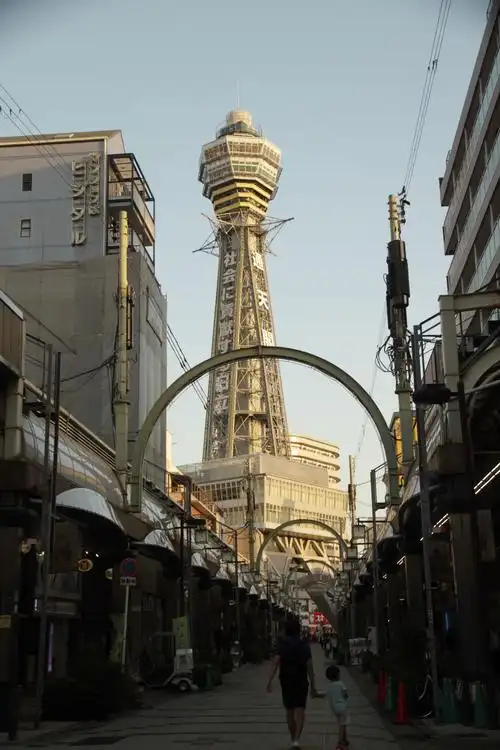 大阪地标之一通天阁,通天阁是位于大阪市中心的一座展望铁塔,命名为