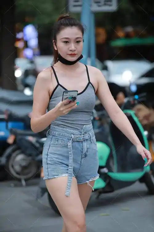 小个子女生如何穿搭更加靓丽好看,吊带衫配牛仔短裤,清凉又高挑_身材