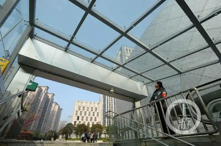 轨道出入口室外扶梯穿雨衣再也不怕下雨了