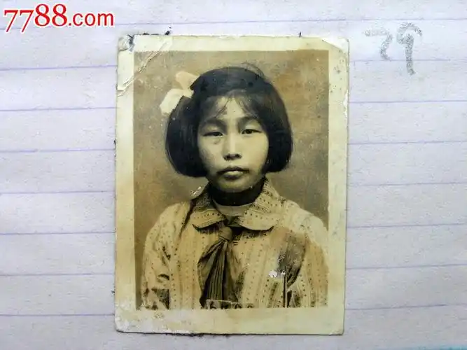 老照片收藏1508a29-60年代朴实的短发蝴蝶结红领巾女生5-3.5cm
