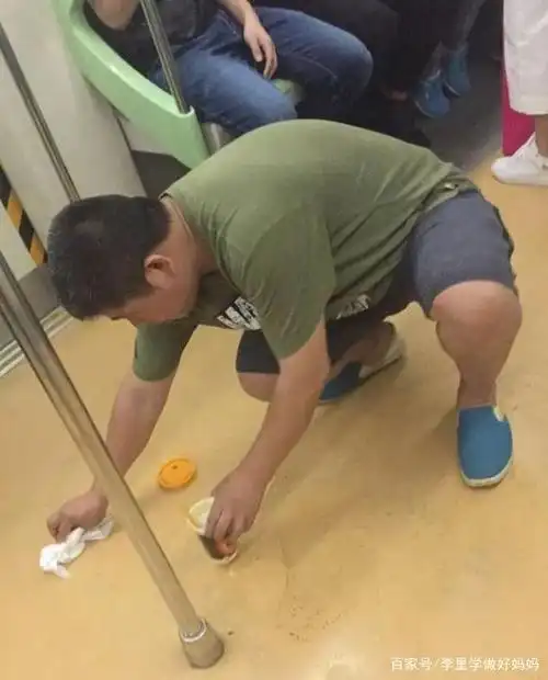 男童公共场所随地小便,其母亲的所作所为引众人关注